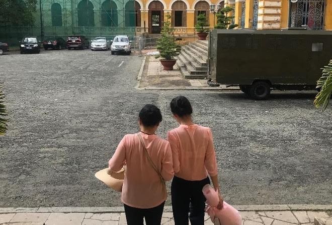 Hoa hậu Phương Nga bất ngờ trở lại toà Hai mẹ con Hoa hậu Phương Nga tại toà sáng 30/6. Ảnh: Hoàng Yến
