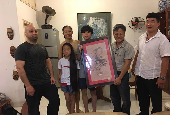 Cao thủ Flores tặng tranh 'Mãnh Hổ' cho võ sư Đoàn Bảo Châu Pierre Francois Flores tặng võ sư Bảo Châu bức tranh "Mãnh Hổ"