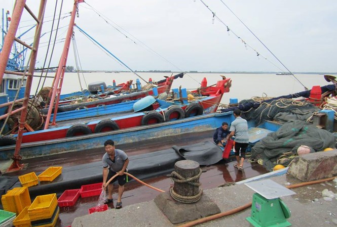Bão số 2 tiến sát bờ biển Nghệ An - Hà Tĩnh Ngư dân tại các tỉnh Nghệ An, Hà Tĩnh đưa tàu thuyền cập bờ tránh bão.