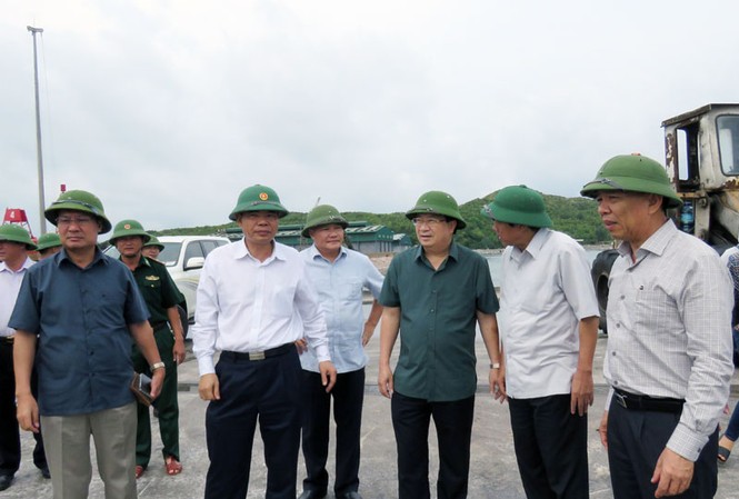 Phó Thủ tướng chỉ đạo ở các tỉnh vùng tâm bão Phó Thủ tướng Chính phủ Trịnh Đình Dũng kiểm tra công tác phòng chống bão ở cảng Hòn La (Quảng Bình)