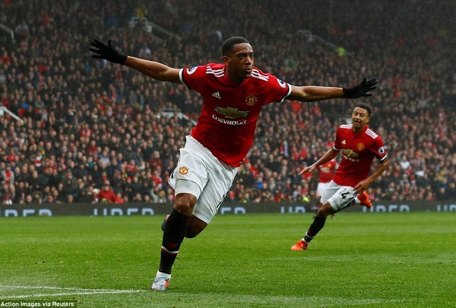 Kết quả vòng 10 Ngoại hạng Anh: Dự bị lập công, M.U hạ Tottenham Martial ăn mừng bàn thắng.
