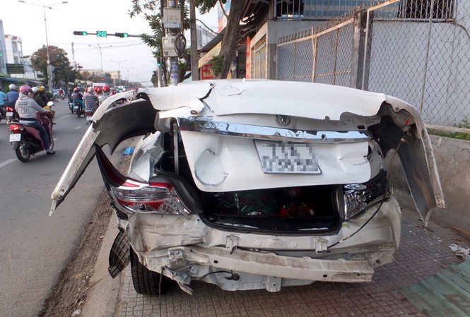 Xe bồn mất phanh, tông nhiều ô tô trên cầu Rạch Miễu Một xe ô tô bị hư hỏng nặng sau vụ tai nạn/
