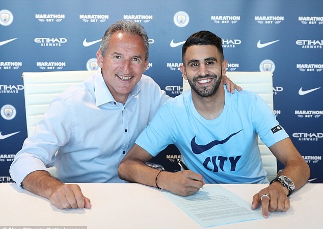Kích hoạt 'bom tấn' 60 triệu bảng, Man City lập kỷ lục chuyển nhượng Riyad Mahrez đặt bút ký vào hợp đồng với Man City trước sự chứng kiến của Giám đốc thể thao Txiki Begiristain