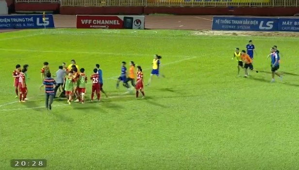 Cầu thủ nữ loạn đả kinh hoàng sau trận bán kết giải VĐQG Cầu thủ nữ loạn đả kinh hoàng sau trận bán kết giải VĐQG