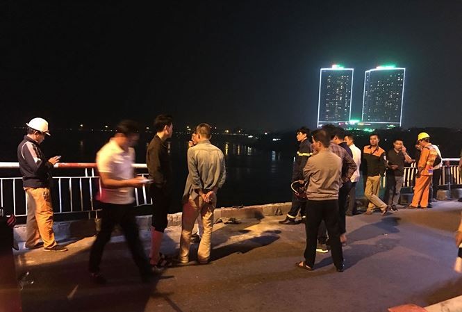 Nhận dạng ô tô húc bay lan can cầu Chương Dương, rơi xuống sông Hồng Chiếc xe bị cho là mất lái, đâm gãy 5m lan can cầu rồi lao xuống sông Hồng.