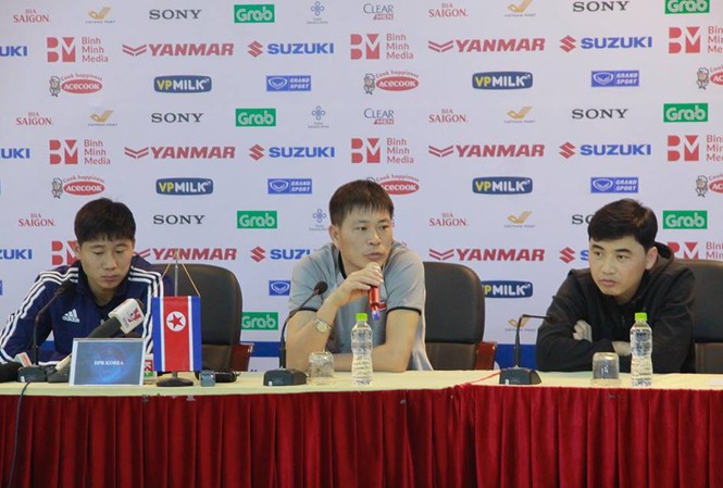 HLV Triều Tiên đánh giá ra sao về tuyển Việt Nam? HLV Kim Yong-jun (giữa) trong buổi họp báo trước trận giao hữu giữa đội tuyển Việt Nam và đội tuyển Triều Tiên. Ảnh: Duy Phạm