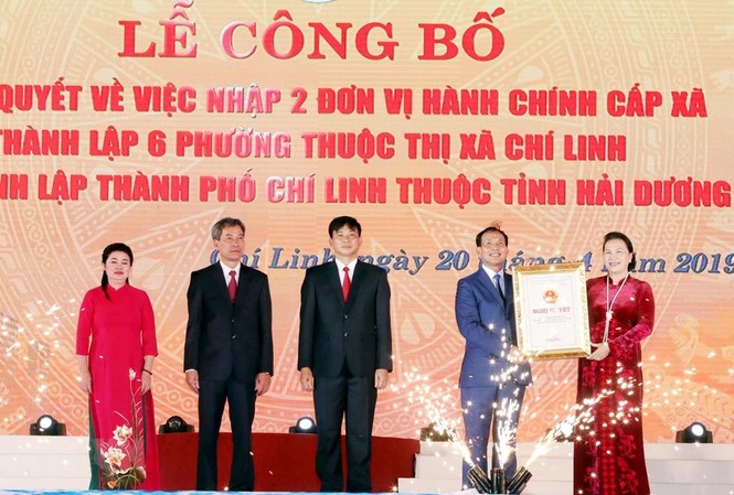 Công bố Nghị quyết thành lập thành phố Chí Linh, Hải Dương Chủ tịch Quốc hội Nguyễn Thị Kim Ngân trao Nghị quyết thành lập thành phố Chí Linh cho lãnh đạo thành phố. (Ảnh: Trọng Đức/TTXVN)