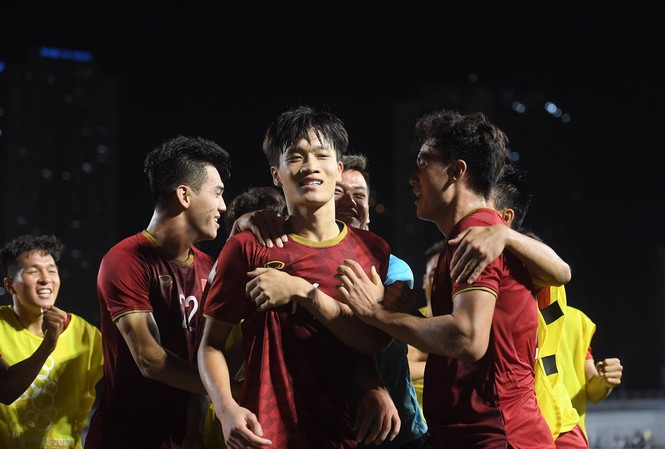 Thắng nghẹt thở, U22 Việt Nam mở toang cửa bán kết SEA Games 30 Niềm vui chiến thắng của các cầu thủ U22 Việt Nam. Ảnh: Tuấn Hải