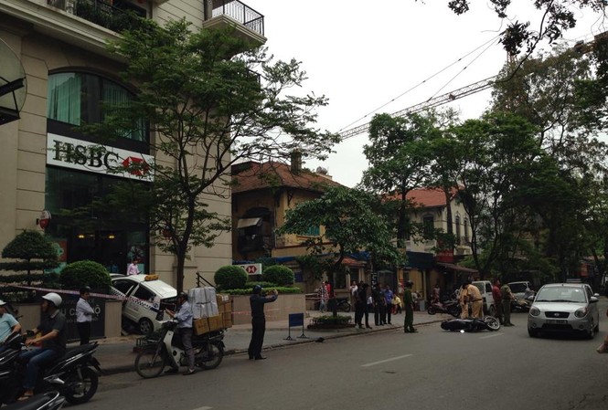 Xe taxi kéo lê cụ ông, lao lên bậc thang tòa nhà Hiện trường vụ tai nạn