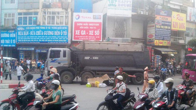Bị xe tải đâm khi chờ đèn đỏ, chị tử vong, em thương nặng Hiện trường vụ tai nạn tại ngã tư Khuất Duy Tiến - Lê Văn Lương