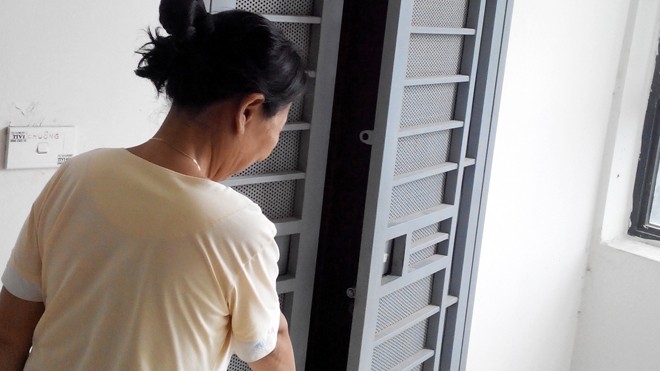 Đạp cửa, đe dọa người khác vì... chai nước Chiếc cửa sắt nhà ông Thân bị hai người lạ đến đe dọa, đập phá