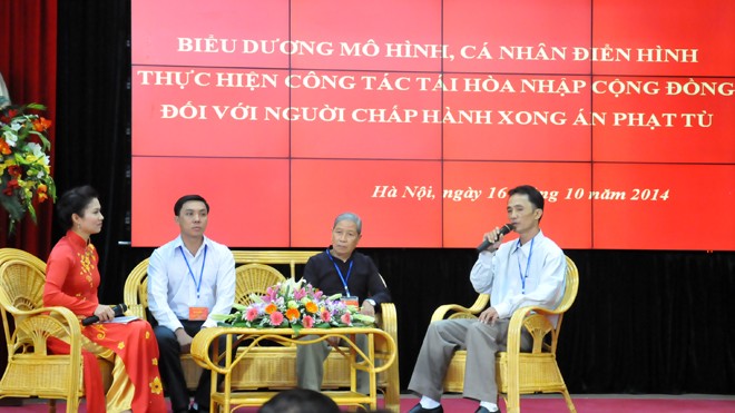 Biểu dương các mô hình, cá nhân tái hòa nhập cộng đồng Các cá nhân điển hình chia sẻ kinh nghiệm hoàn lương. Ảnh: Tuấn Nguyễn