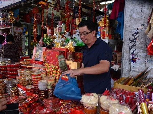 Tết về trong những khu chợ Việt tại xứ sở chuột túi Bánh chưng - mặt hàng bán rất chạy tại chợ Việt.