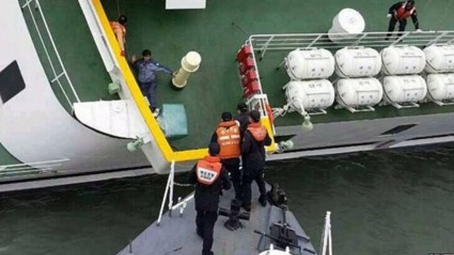Bản tin 20H: Thuyền trưởng phà chìm Sewol có thể tù mọt gông Toàn bộ thủy thủ phà Sewol thoát nạn trong khi hàng trăm hành khách bị mất tích