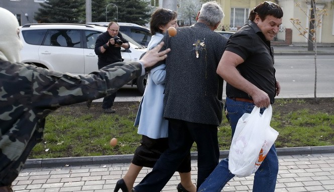 Bản tin 20H: Nga dọa đưa quân vào Ukraine Một người biểu tình ly khai ném trứng vào người Ukraine ở Donetsk - Ảnh: Reuters