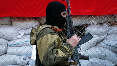 Bản tin 20H: Ukraine vang tiếng súng Một tay súng ly khai canh gác bên ngoài văn phòng thị trưởng ở Slaviansk - Ảnh: Reuters