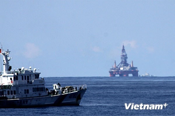Bản tin 8H: Tàu Trung Quốc dùng đá tấn công tàu ngư dân Việt Giàn khoan Hải Dương 981 của Trung Quốc hạ đặt trái phép tại vùng biển Việt Nam. (Ảnh: Sơn Bách/Vietnam+)