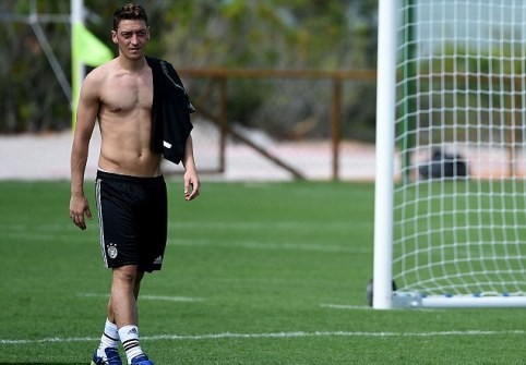 TIN NHANH World Cup tối 12/6: Nhiều ngôi sao phải nhịn ăn Mesut Oezil cũng theo Hồi giáo
