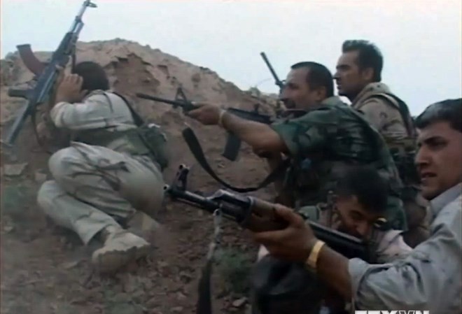 Bản tin 8H: Quân đội Iraq phản công, tiêu diệt gần 300 tay súng Lực lượng an ninh Iraq giao tranh với phiến quân "Nhà nước Hồi giáo Jihadist và Cận Đông (ISIL) ở Brema, phía tây Kirkuk. (Nguồn: AFP/TTXVN)
