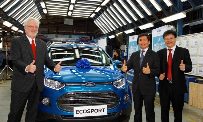 Ford EcoSport chính thức ra mắt, giá từ 598 triệu đồng David B. Shear (trái), Đại sứ Hoa Kỳ tại Việt Nam tới dự lễ xuất xưởng Ford EcoSport.