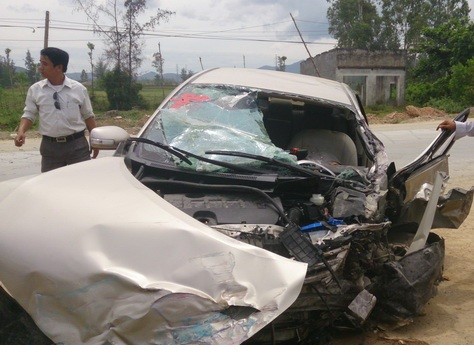 Ô tô bốn chỗ va chạm xe khách, năm người thương vong Hiện trường vụ tai nạn
