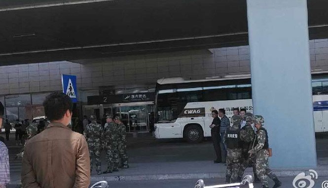 Bản tin 20H: Đánh bom rung chuyển sân bay Trung Quốc Cảnh sát Trung Quốc đang tuần tra ngay bên ngoài hành lang sân bay Tào Gia Bảo trưa 15-7 Ảnh:cri.gb.cn