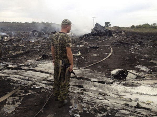 Bản tin 20H: Hộp đen MH17 đã ở Donestk Một tay súng ly khai tại hiện trường vụ rơi máy bay MH17. Ảnh: Reuters