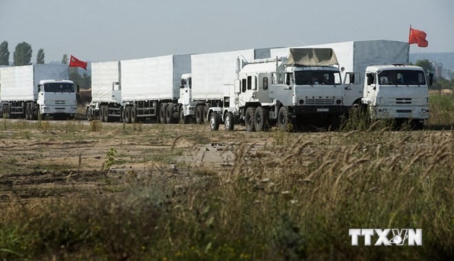 Bản tin 8H: Ukraine phản đối, đoàn xe cứu trợ Nga vẫn qua biên giới Đoàn xe chở hàng cứu trợ của Nga chờ ở một địa điểm thuộc ngoại ô Voronezh, cách thủ đô Moskva khoảng 400km, ngày 13/8. (Nguồn: AFP/TTXVN)