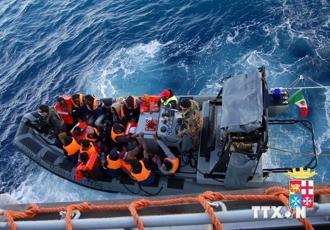 Bản tin 20H: Chìm tàu chở hàng trăm người ở Italy Những người nhập cư được hải quân Italy cứu trên biển. (Nguồn: AFP/TTXVN)