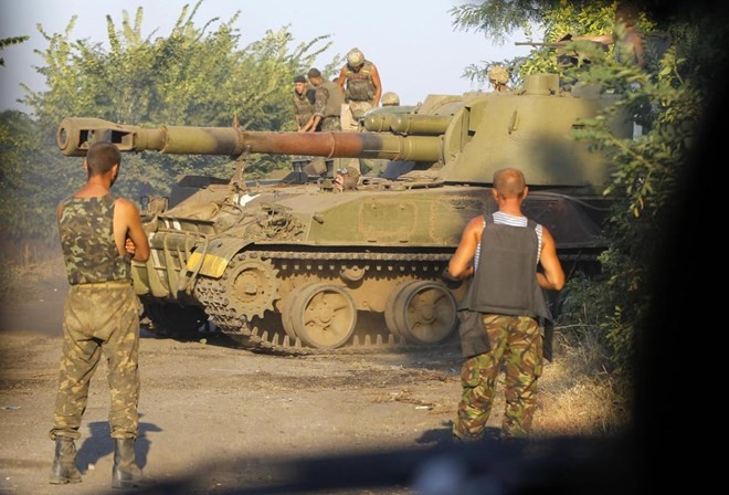 Bản tin 8H: Ukraine tuyên bố bắt sống lính dù Nga Binh sĩ Ukraine tại vùng Lugansk hôm 14/8 (Nguồn: AP)
