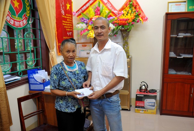 Hỗ trợ cựu TNXP Nghệ An 45 triệu đồng Đại diện báo Tiền phong trao 45 triệu đồng của doanh nghiệp hỗ trợ bà Hà Thị Lan, cựu TNXP Nghệ An.