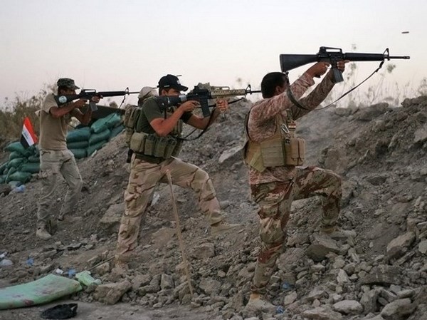 Bản tin 8H: Người Kurd phản công IS, giành lại thị trấn bắc Iraq Lực lượng an ninh Iraq chiến đấu chống lại lực lượng IS. Ảnh minh họa. Ảnh: AP