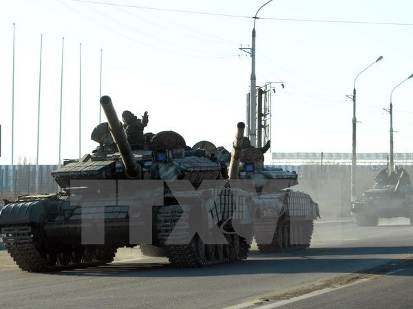 Bản tin 20H: Ukraine tuyên bố không rút vũ khí khỏi miền đông Lực lượng ly khai Ukraine trên xe quân sự hạng nặng tại thành phố Lugansk ngày 21/2. (Nguồn: AFP/TTXVN)