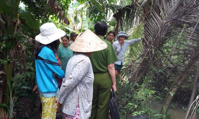 Mới nhất vụ sát hại thiếu nữ bỏ bao dìm mương nước Nhiều người dân hiếu kỳ tập trung theo dõi tại hiện trường.