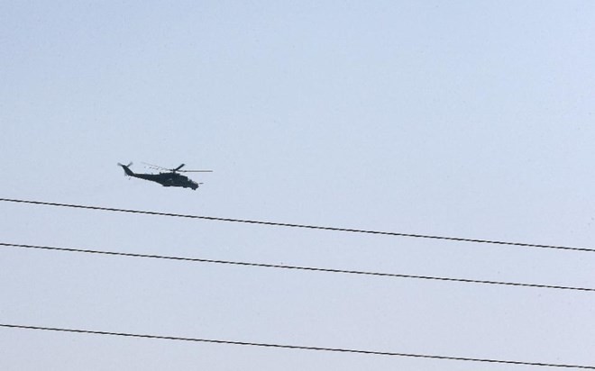 Bản tin 20H: Nga liên tiếp chuyển binh sĩ và thiết bị tới Syria Một chiếc trực thăng Mi-35 Hind do Nga sản xuất bay trên bầu trời Latakia ở Syria hôm 24/9 (Nguồn: AFP)