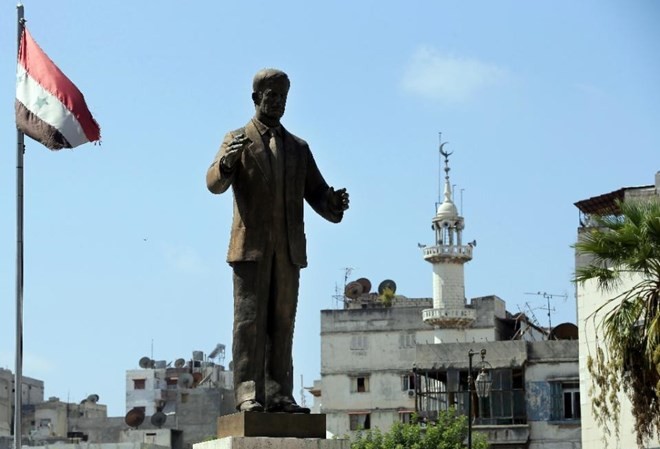 Bản tin 8H: Quân đội Nga được dân Syria chào đón Tượng cố lãnh đạo Hafez al Assad, cha của Tổng thống Syria Bashar al Assad, ở Latakia (Nguồn: AFP)