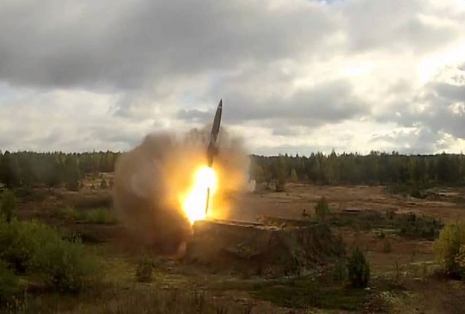 Bản tin 20H: Nghi vấn Syria tấn công IS bằng tên lửa đạn đạo Đây không phải là lần đầu tiên Quân đội Syria sử dụng tên lửa Tochka không kích phiến quân. Vào tháng 12/2014, quân đội ủng hộ Tổng thống Assad đã bắn ít nhất một quả Tochka vào mục tiêu gần Ma'rat al-Nu'man, tỉnh Idlib.