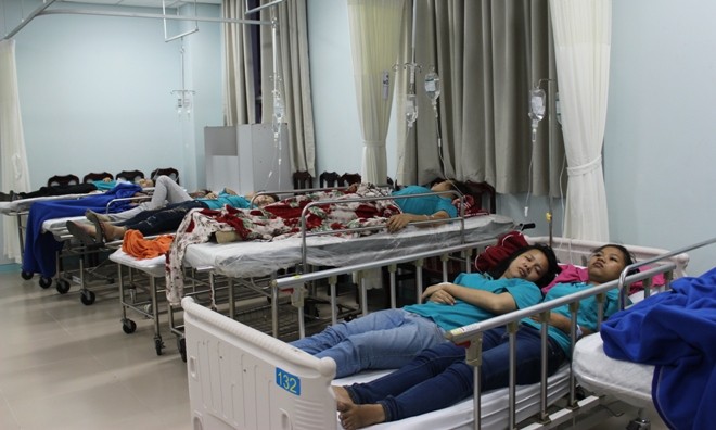Hàng loạt công nhân ngộ độc sau bữa ăn tăng ca Các công nhân đang được cấp cứu tại bệnh viện Đa khoa Đồng Nai