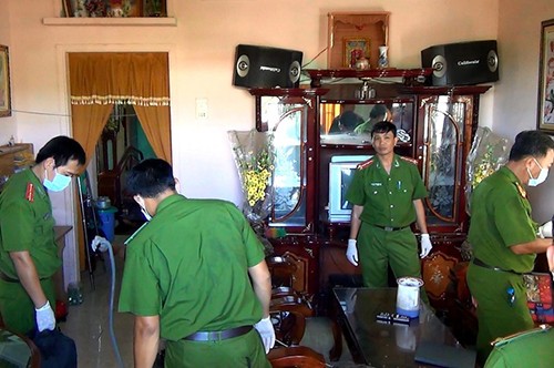 Thảm án ở Long An: Tìm thấy thư tuyệt mệnh của người mẹ Cảnh sát khám nghiệm tìm thấy lá thư tuyệt mệnh và số vòng vàng. Ảnh: C.A