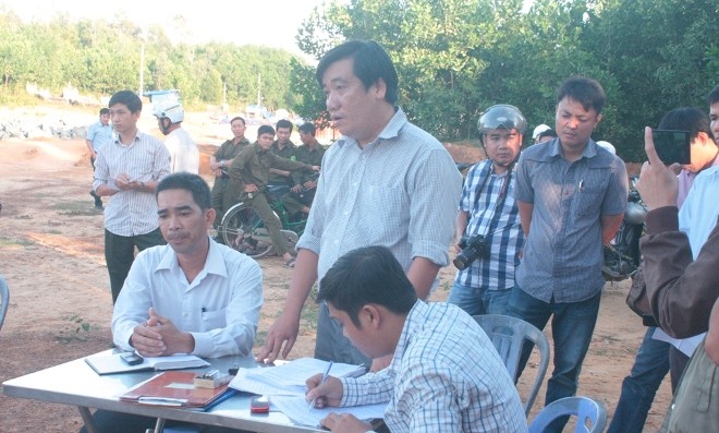 Vụ quan tài diễu cao tốc: Bắt 2 cán bộ Trung tâm phát triển quỹ đất Ông Huỳnh Điệp (đứng) tại buổi đối thoại với người dân Tam Ngọc ngày 10/11.