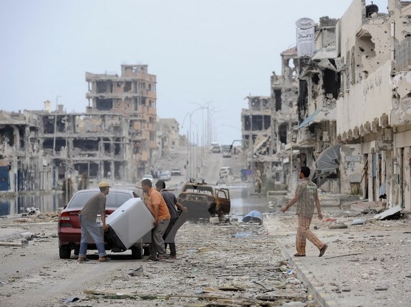 Bản tin 20H: Thổ Nhĩ Kỳ khẳng định không có chiến dịch quân sự tại Syria Khung cảnh tan hoang của thành thành phố Sirte. (Nguồn: AFP/TTXVN)