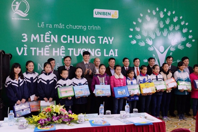 '3 Miền' chung tay mang Tết ấm cho trẻ em có hoàn cảnh khó khăn Trong không khí ấm cúng tại buổi lễ ra mắt chương trình, ông Vũ Tiến Dũng, TGĐ UNIBEN, thay mặt nhãn hàng “3 Miền” đã trao tặng 15 suất học bổng, trị giá 2 triệu đồng/suất và dụng cụ học tập cho các em học sinh vượt khó học giỏi.