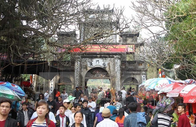 Bản tin 14H: Công an hóa trang bảo vệ an ninh lễ hội Hà Nội Du khách thập phương trong ngày khai hội chùa Hương 2015. (Ảnh: Quốc Khánh/TTXVN)