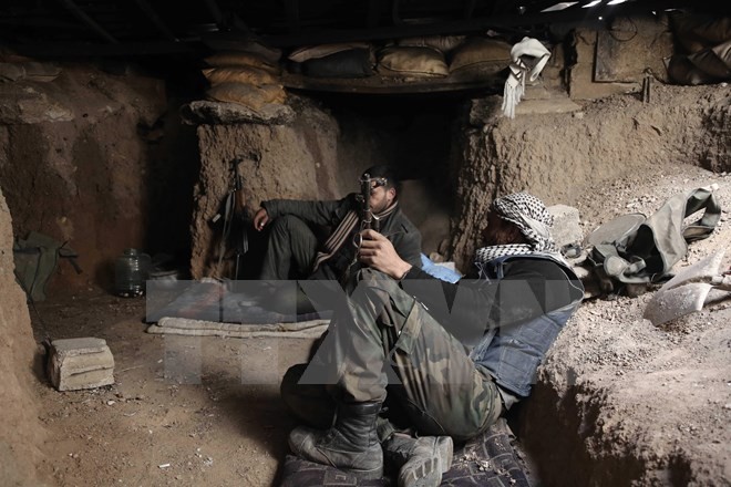 Bản tin 14H: Nga - Mỹ điện đàm giải quyết ngừng bắn tại Syria Các tay súng nổi dậy thuộc Lữ đoàn Hồi giáo Failaq al-Rahman ở Syria ngừng hoạt động giao tranh chống chính quyền ở thị trấn Arbin, phía đông Ghouta, ngoại ô Damascus ngày 26/2. (Nguồn: AFP/TTXVN)