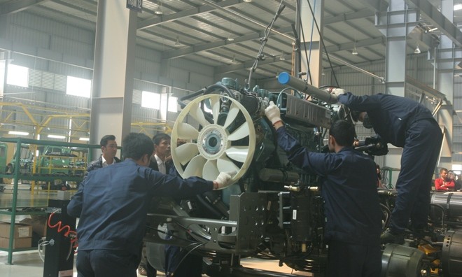 Lắp xe tải nặng Trung Quốc tại Việt Nam Công đoạn lắp động cơ cho xe tải