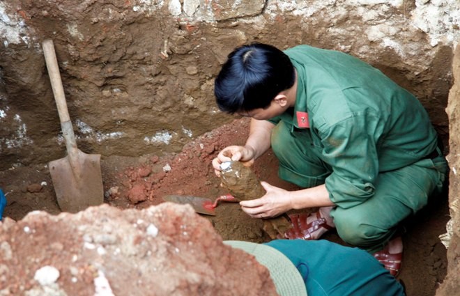 Tháo gỡ hầm đạn pháo dưới móng nhà ở trung tâm thành phố Lực lượng Công binh tháo gỡ quả đạn cối