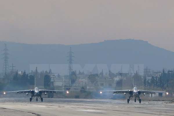Bản tin 20H: Nga rút quân không làm suy yếu chính quyền Syria Máy bay chiến đấu Sukhoi Su-24 của Nga tại căn cứ quân sự Hmeimin thuộc tỉnh Latakia, miền Tây Bắc Syria. (Nguồn: AFP/TTXVN)