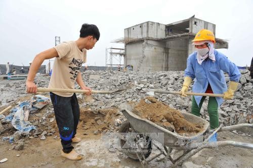Vụ 8B Lê Trực: Dư luận hoài nghi sự “quyết liệt” của địa phương Thực hiện phá dỡ phần công trình xây dựng sai phạm tại tòa nhà 8B Lê Trực (ảnh chụp sáng 6/3).