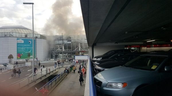 Bản tin 20H: EU hủy mọi cuộc họp sau khủng bố tại Bỉ Khói bụi bốc lên từ sân bay Brussels sau vụ đánh bom kép (Nguồn: Twitter)