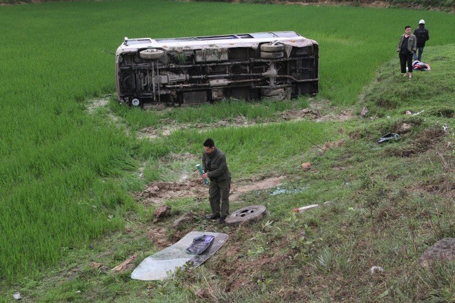 Xe khách lộn vòng giữa ruộng, 8 người nhập viện Hiện trường vụ tai nạn